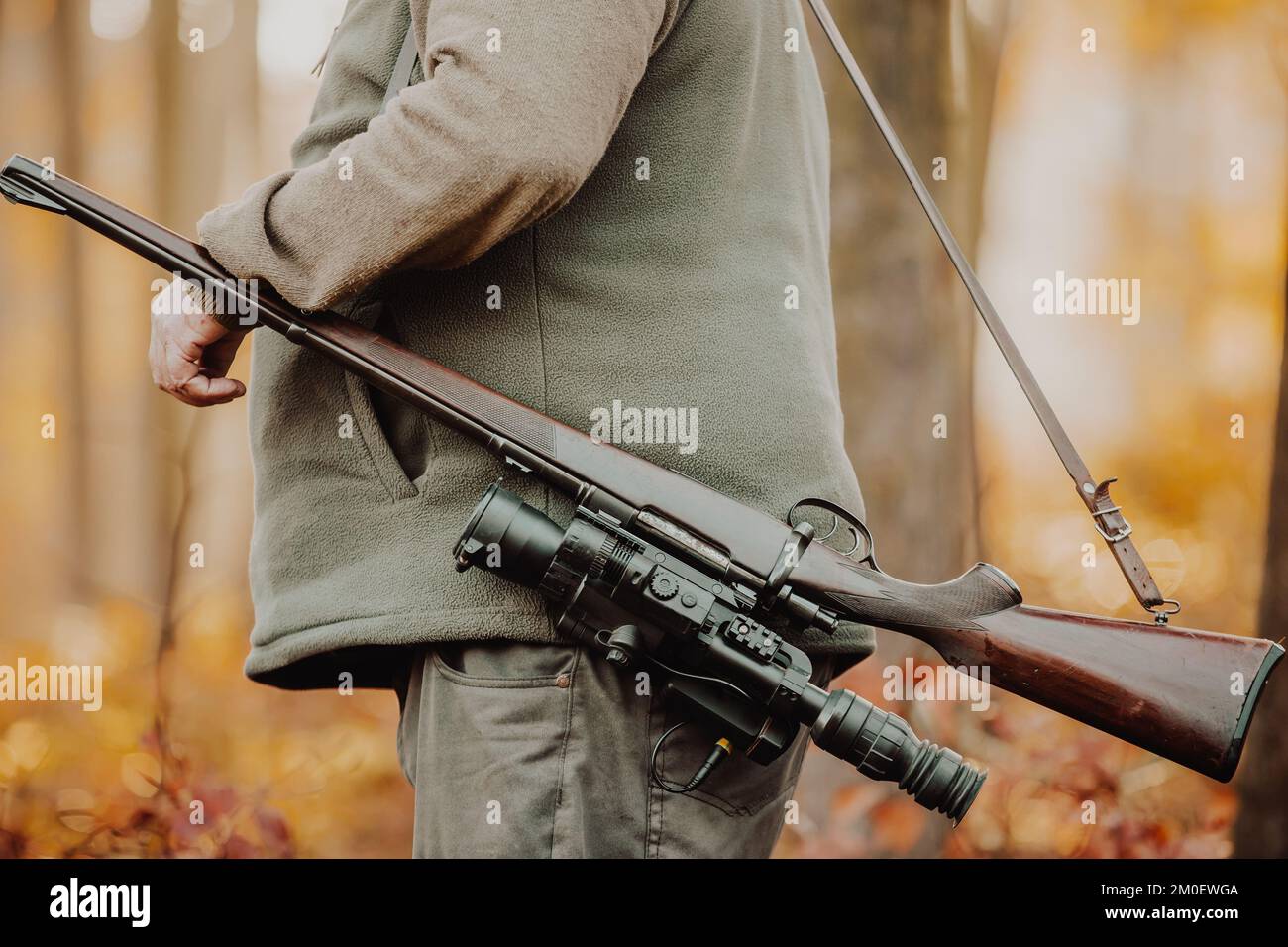 Jäger oder Ranger mit Gewehr oder Gewehr im Wald Jagd auf einige Wild, Jagdzeit, Herbstsaison, Jagd und Menschen Konzept Stockfoto