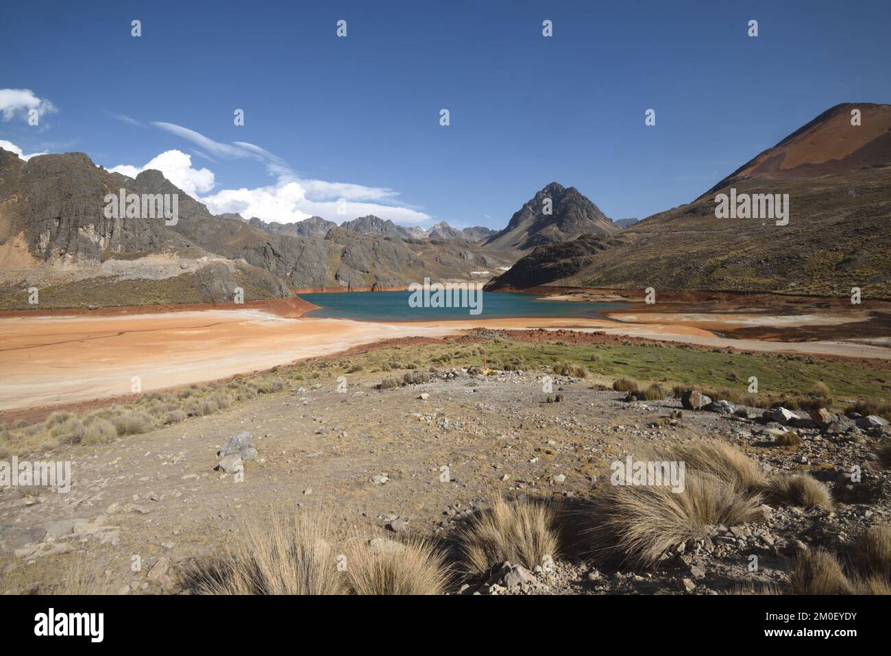 Seen unter Bergbauabfällen geben der Berglandschaft zwischen Huachupampa und Mateo eine dramatische Farbe. San Mateo, Lima, Peru. Stockfoto