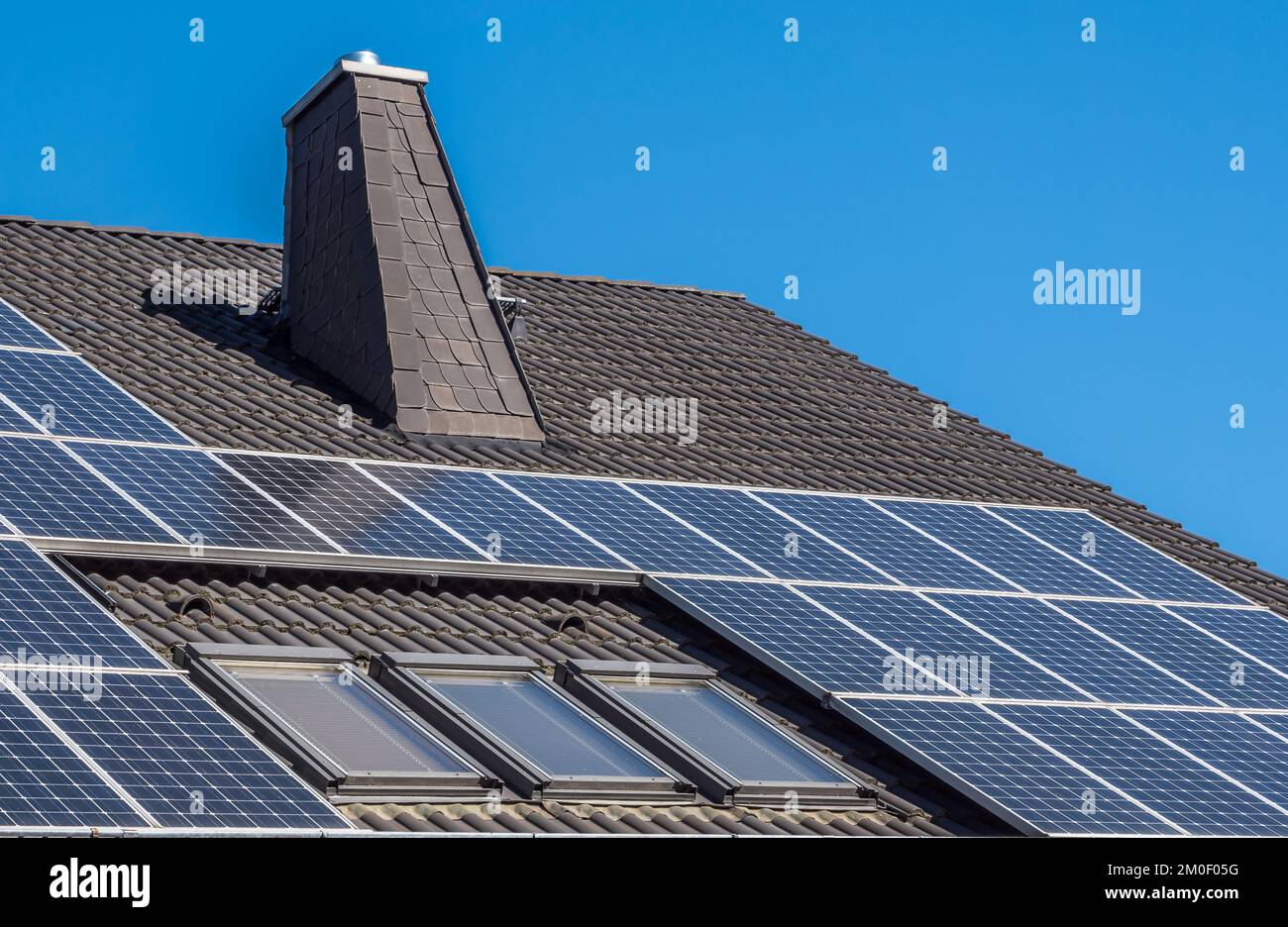 Dach mit Photovoltaikanlage Stockfoto