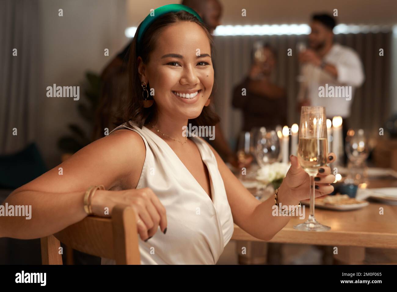 Restaurant, Feier und Porträt einer Frau mit Champagner zum Geburtstag, Neujahr und Party. Dinnerparty, gesellschaftliche Veranstaltung und glückliches Mädchen mit Freunden Stockfoto
