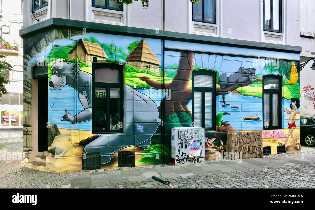 Ein mit Graffiti gemaltetes Gebäude im Stil des Dschungelbuchs in Bremen. Stockfoto