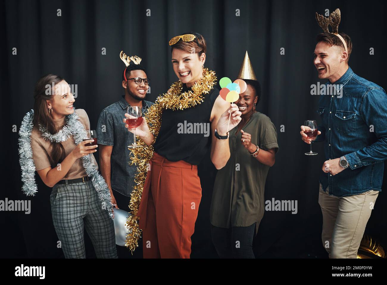 Party, Freunde und Weihnachtsfotokabine Porträt der Weihnachtsfeier oder Neujahrsfeier im Büro. Diversität, Happy und alkoholische Getränke zur Feier gesellschaftlicher Veranstaltungen Stockfoto