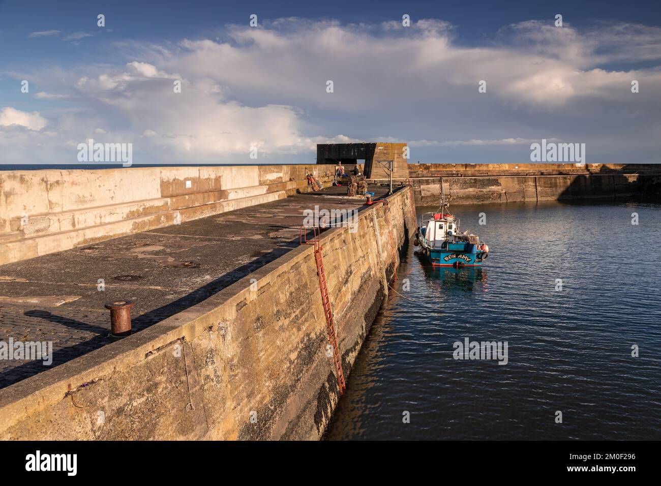 Fischerboot in Craster an der Küste von Northumberland, England Stockfoto