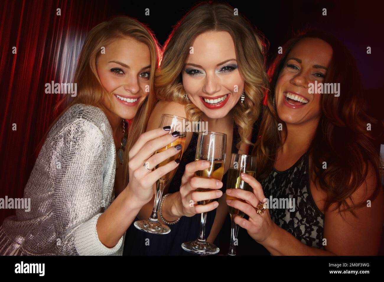 Frauenfreunde, Clubporträt und Champagner mit Lächeln, Glück und geselligem Trinken bei der Veranstaltung in der Nacht. Frauengruppe, glücklich und alkoholische Getränke für neu Stockfoto