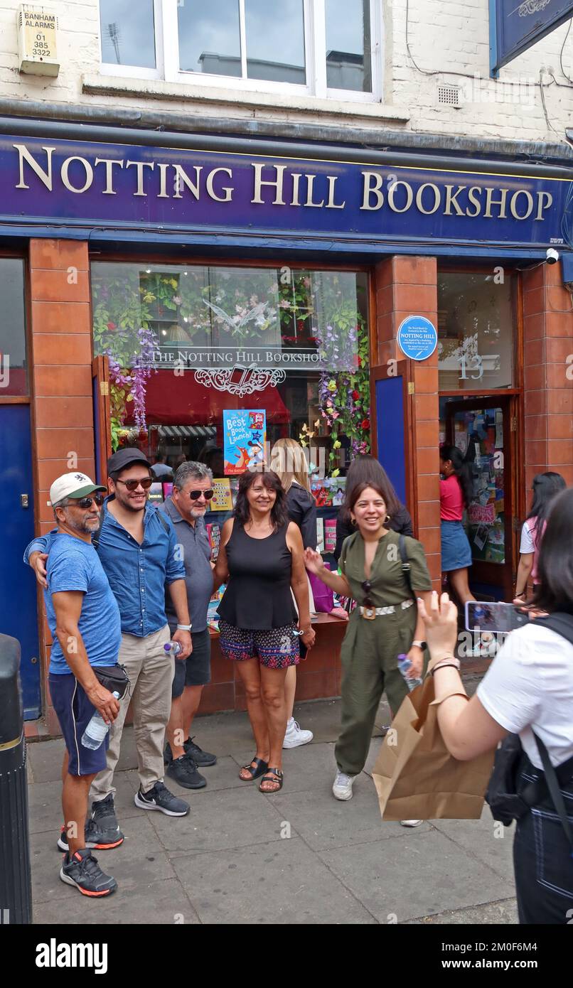 Touristenfoto vor dem Notting Hill Bookshop, 13 Blenheim Cres, Notting Hill, RBKC, London, England, UK, W11 2EE, aus dem Film „Notting Hill“ Stockfoto