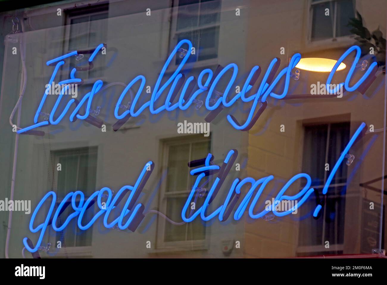 Es ist immer eine gute Zeit, blaues Neonschild, London, England, Großbritannien Stockfoto