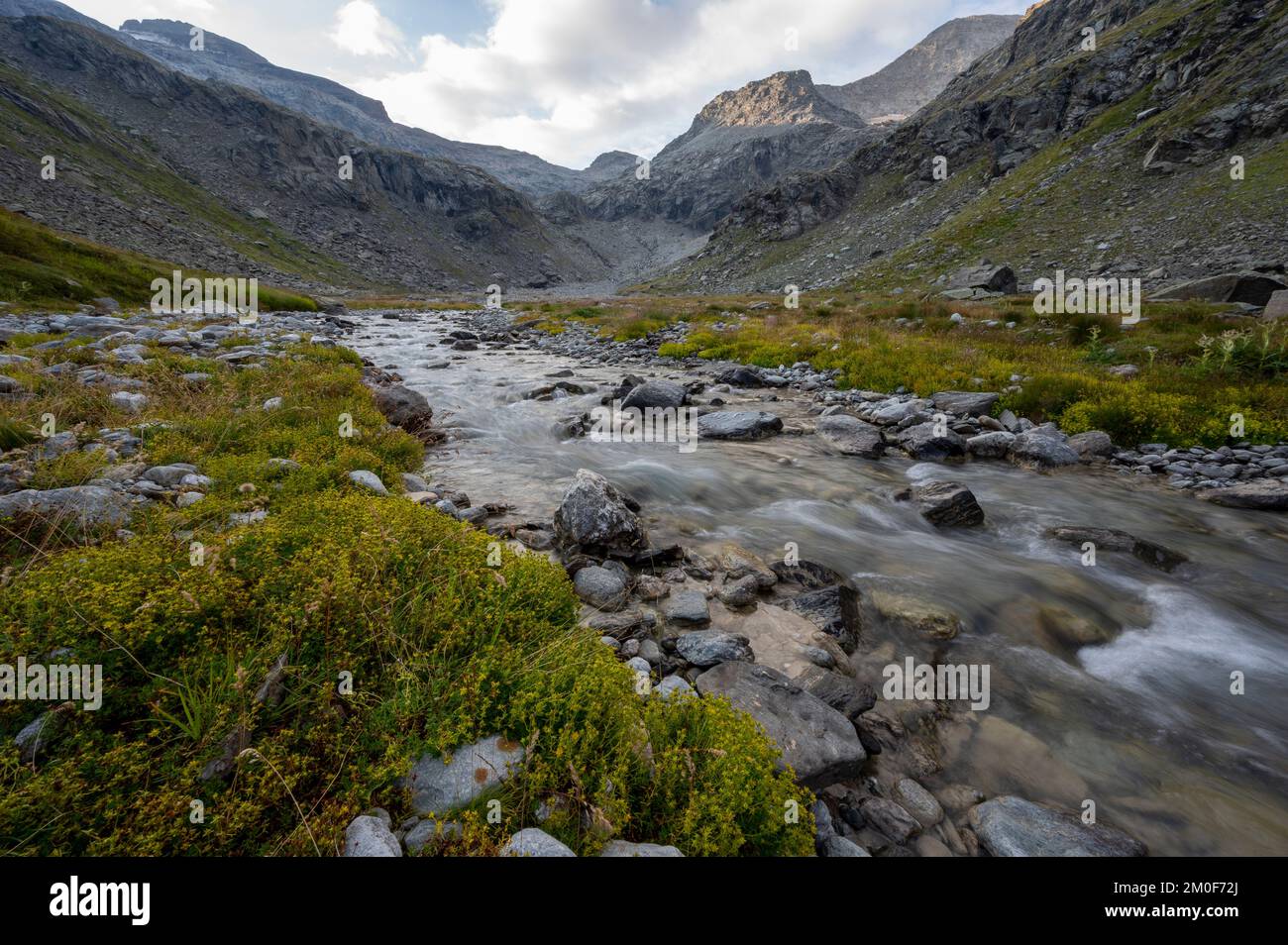 Bergflut im Ambintal im Vanoise-Massiv bei Sonnenuntergang Stockfoto