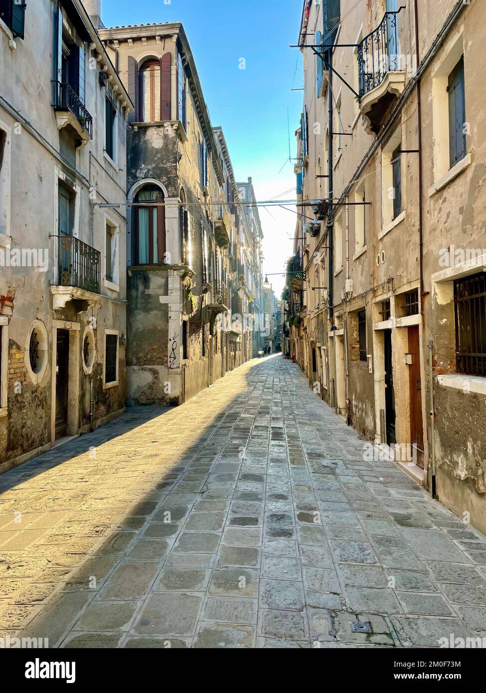 Eine Vertikale einer typischen engen Straße in Italien mit alten architektonischen Gebäuden Stockfoto