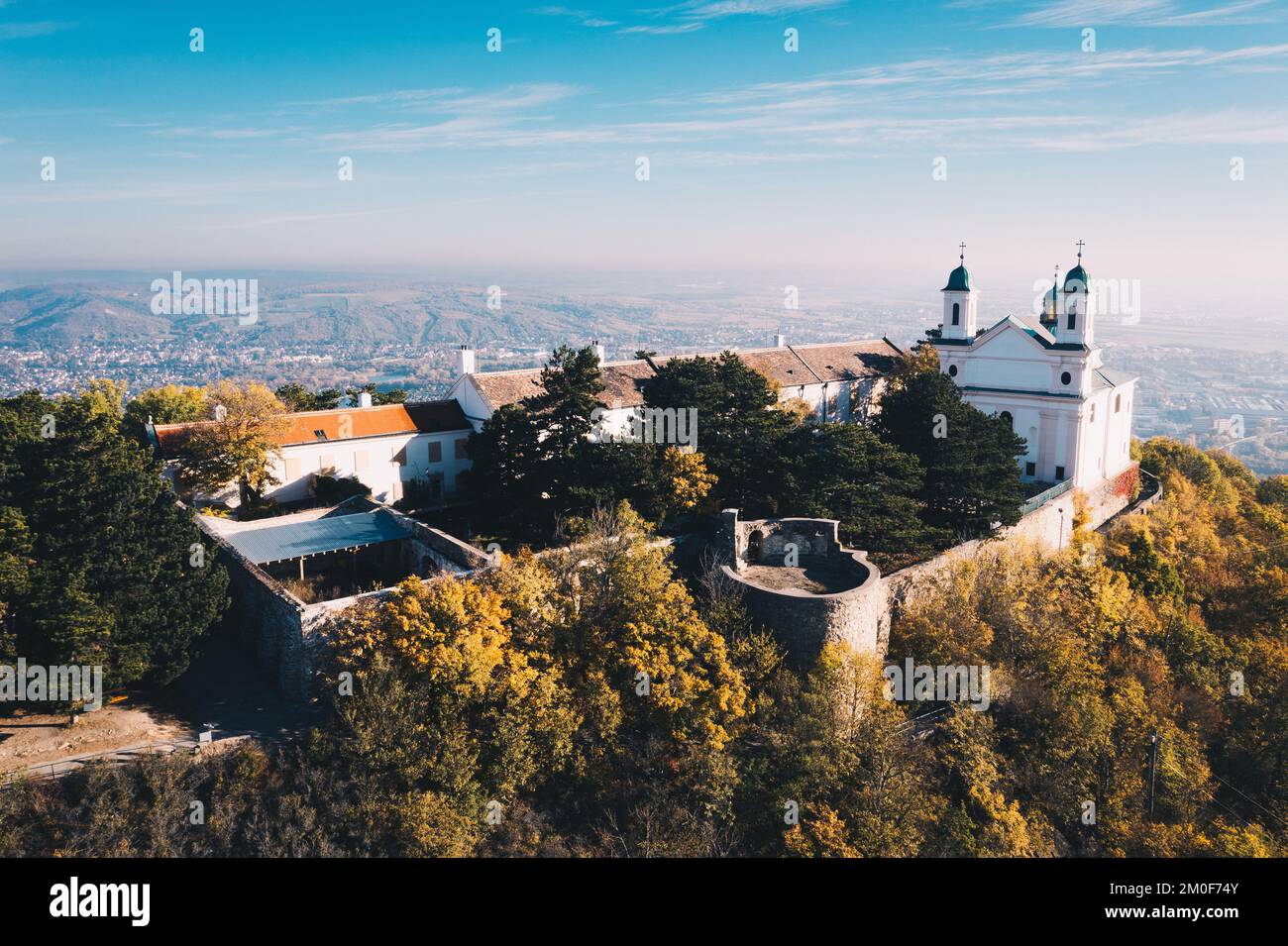 Leopoldsbergkirche am Leopoldsberg in Wien. Panoramablick im Spätsommer und Herbst. Stockfoto