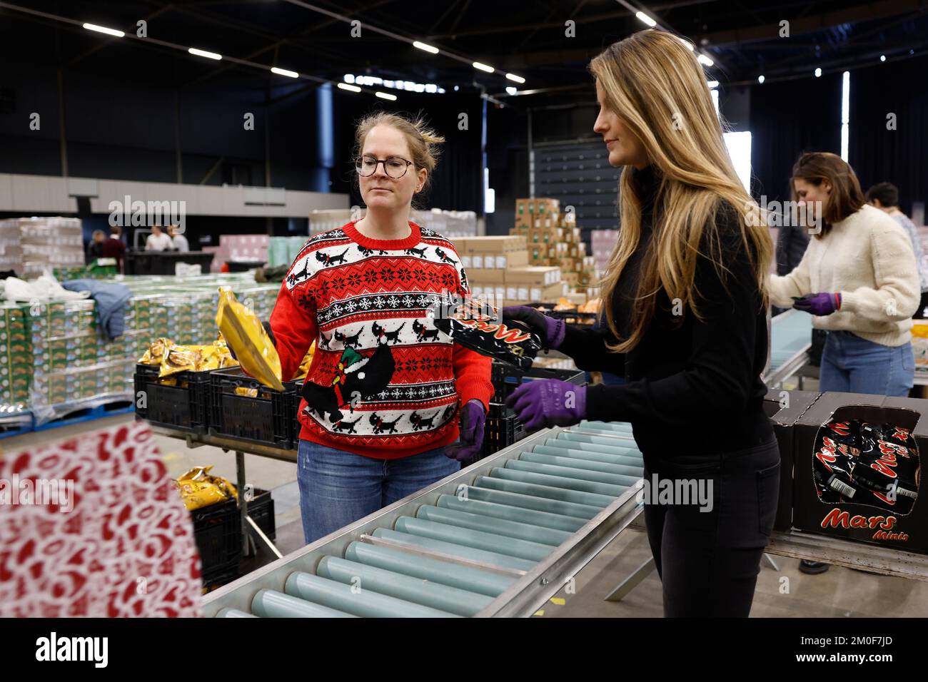 ROTTERDAM - Freiwillige packen Weihnachtspakete für die Lebensmittelbanken in den Niederlanden. In diesem Jahr werden für Haushalte, die von der Nahrungsmittelbank abhängig sind, 45.000 Weihnachtsschranken auf Rekordhöhe gepackt. ANP BAS CZERWINSKI niederlande raus - belgien raus Stockfoto