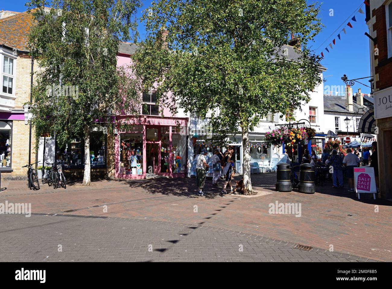 Traditionelle Läden und Einkaufsmöglichkeiten entlang der Old Fore Street im Stadtzentrum, Sidmouth, Devon, Großbritannien, Europa. Stockfoto