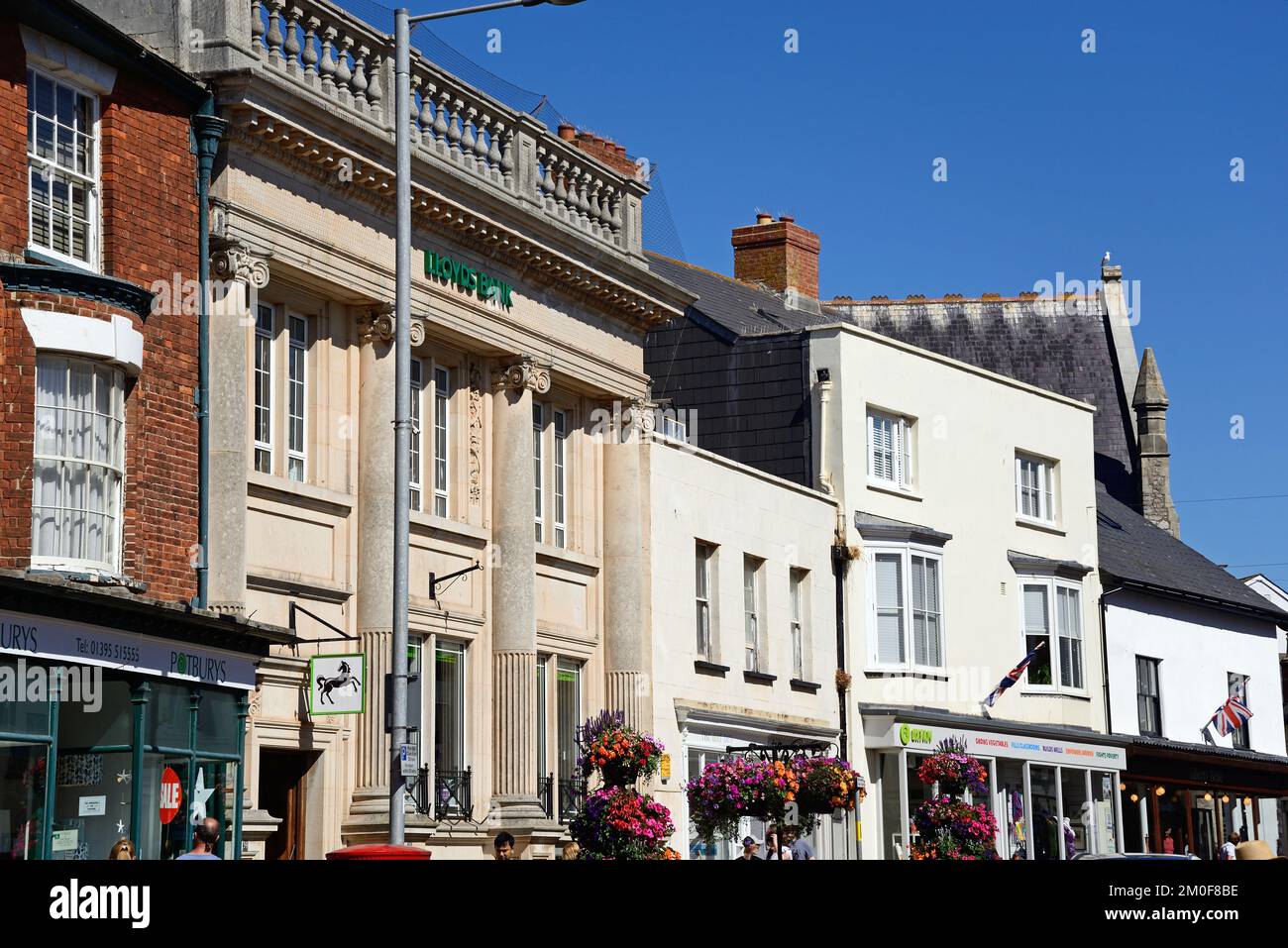 iew der Einkaufsstraße High Street im Stadtzentrum mit Lloyds Bank im Zentrum, Sidmouth, Devon, Großbritannien, Europa. Stockfoto