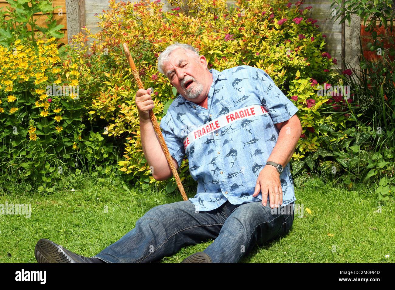 Alter oder älterer Mann, der als zerbrechlich markiert ist. Altersbedingte Schwächen und Beschwerden. Stockfoto
