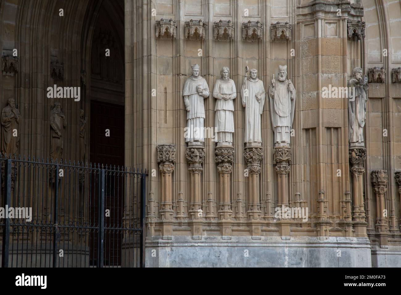 Heilige Skulpturen an der Fassade der Kirche Maria Inmaculada, Vitoria Gasteiz; Alava; Baskenland; Spanien Stockfoto