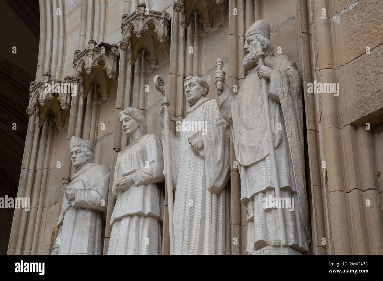 Heilige Skulpturen an der Fassade der Kirche Maria Inmaculada, Vitoria Gasteiz; Alava; Baskenland; Spanien Stockfoto