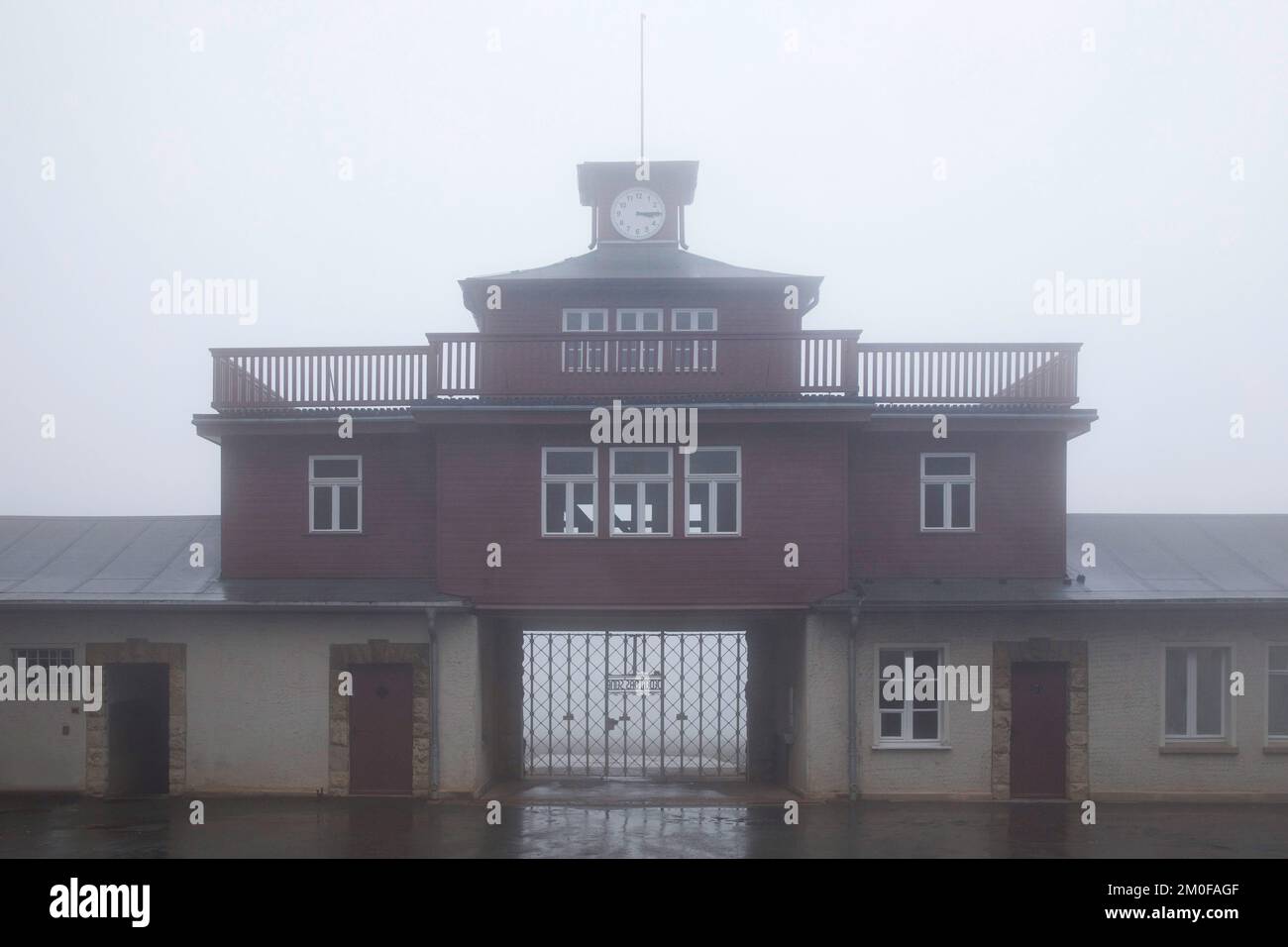 Eingangstor im Konzentrationslager der Nazis, heute ein Konzentrationslager, Deutschland, Thüringen, Weimar Stockfoto