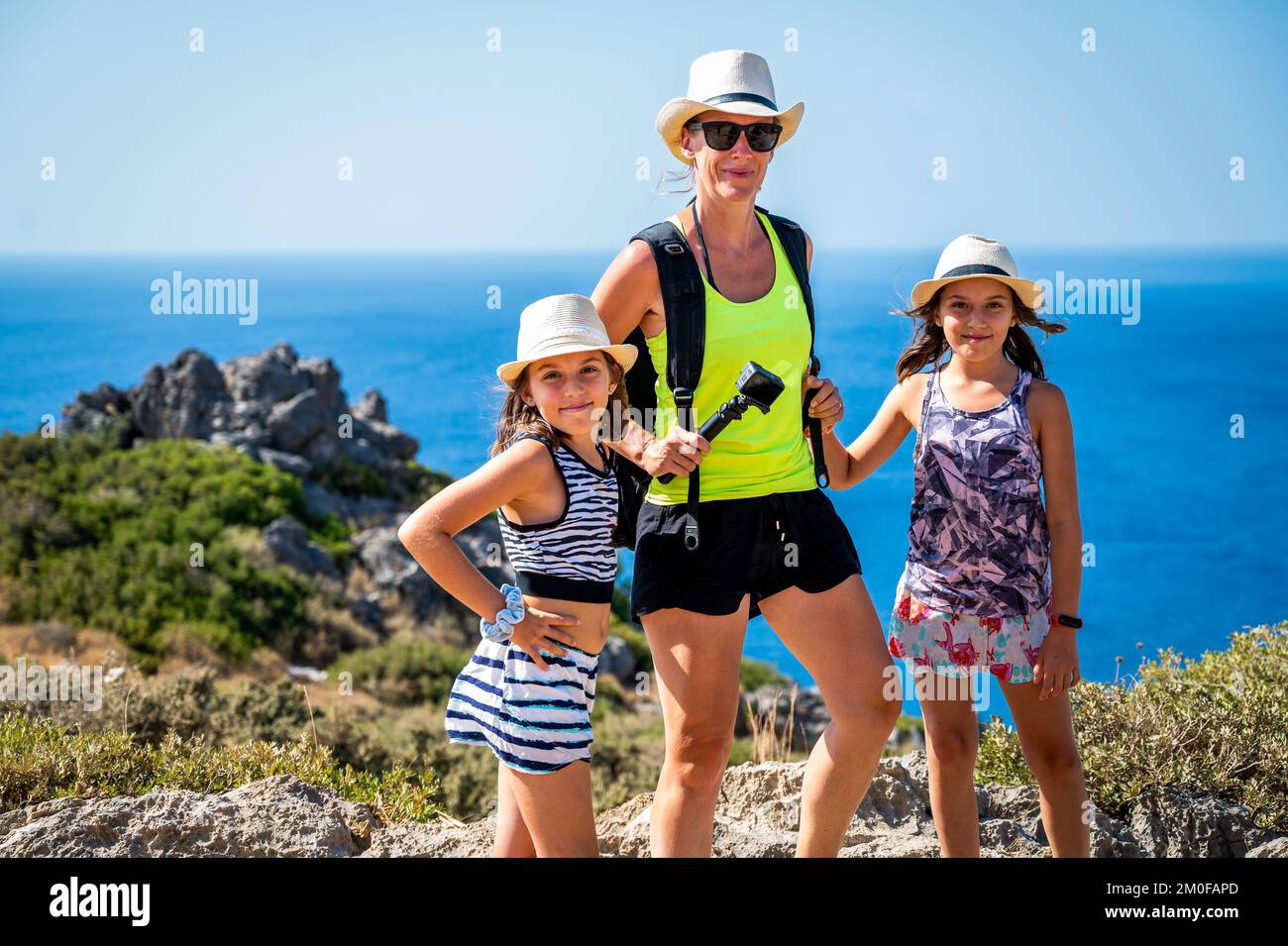 Familie mit Kindern, Touristen stehen über Preveli Beach, Kreta, Griechenland. Aktiver Familienurlaub im Sommer in Griechenland mit Besuch des berühmten Preveli Beach. M Stockfoto
