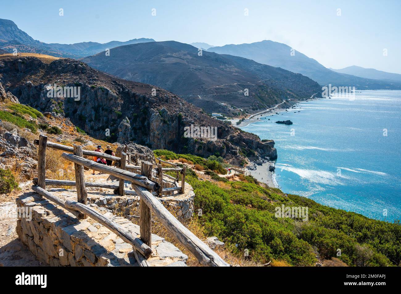 Blick auf den berühmten Preveli-Strand im Sommer, Kreta, Griechenland. Berühmter Strand mit Fluss und Palmen im libyschen Meer. Stockfoto