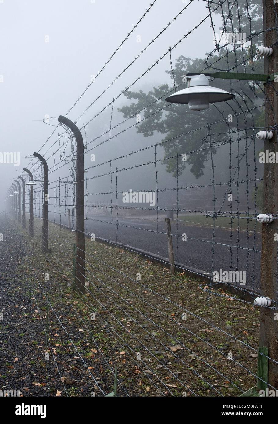 Im Nebel umgebauter Zaun im KZ Buchenwald, heute ein KZ-Mahnmal in Deutschland, Thüringen, Weimar Stockfoto