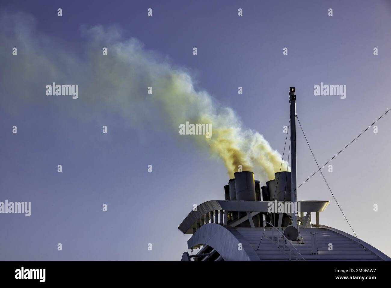 Schiffe entleeren über den Schornstein, Dänemark, die Ostsee Stockfoto