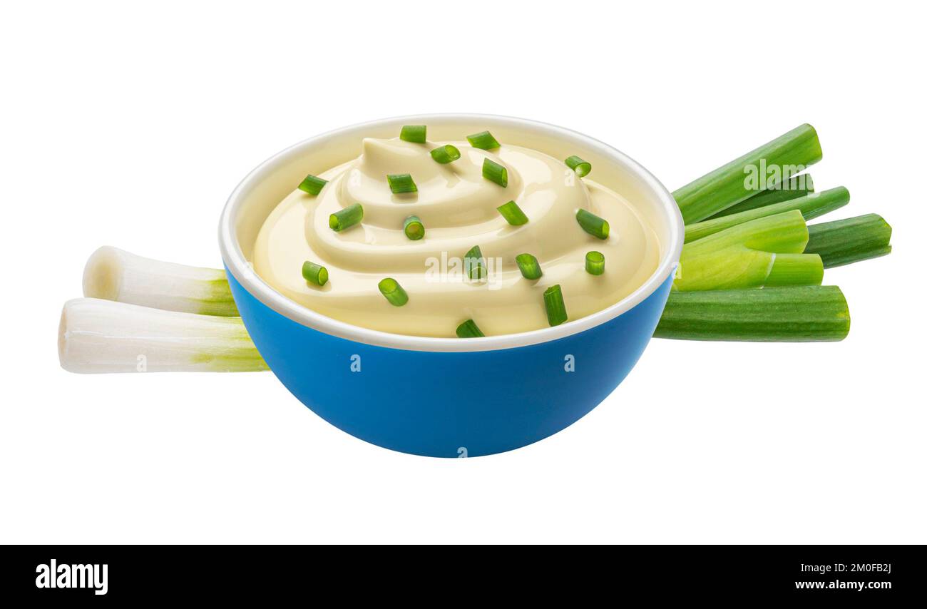 Saure Creme mit grünen Zwiebeln isoliert auf weißem Hintergrund Stockfoto