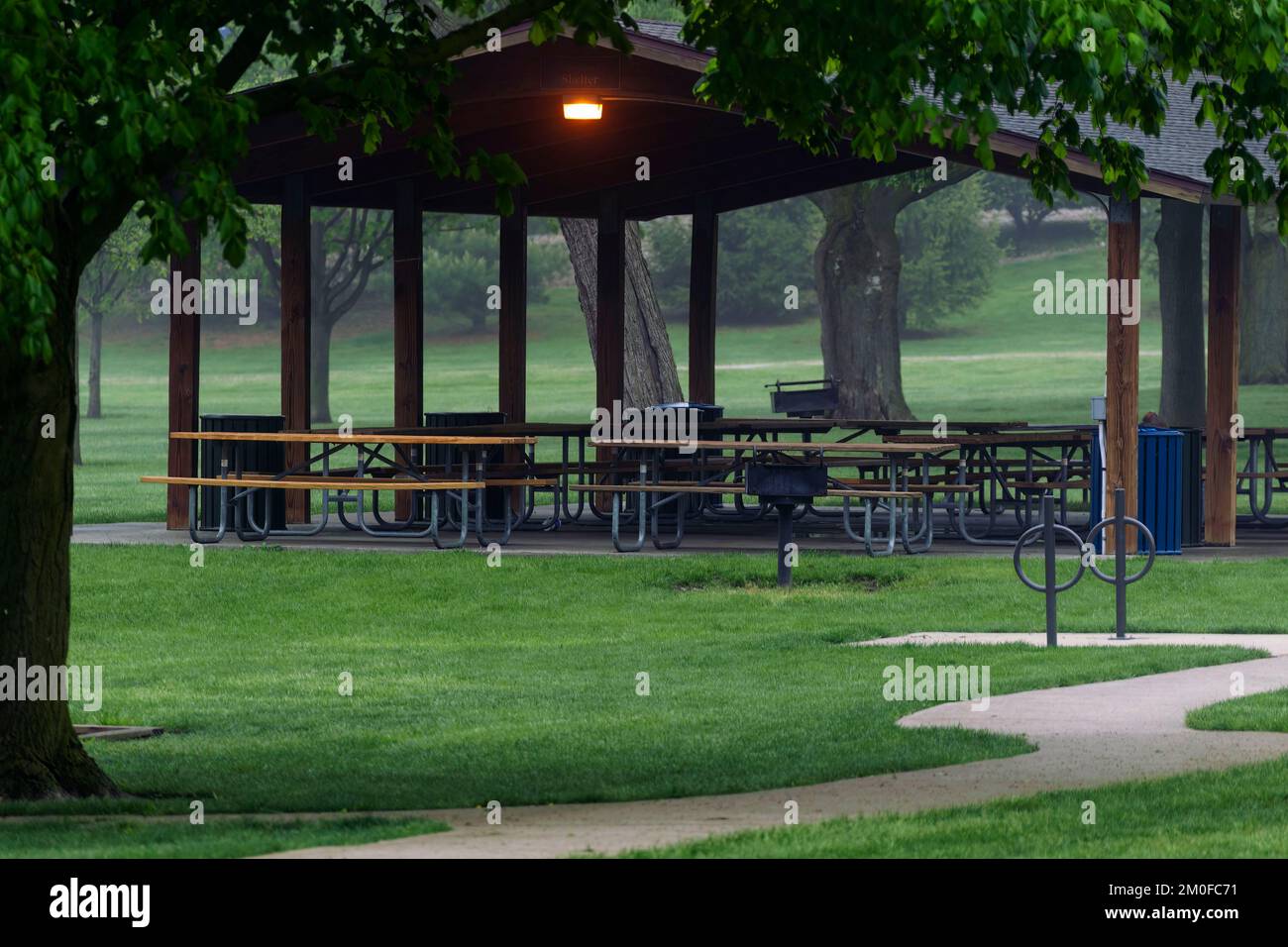 Picknicktische in einem Pavillon sind das ganze Jahr über übliche Treffpunkte Stockfoto