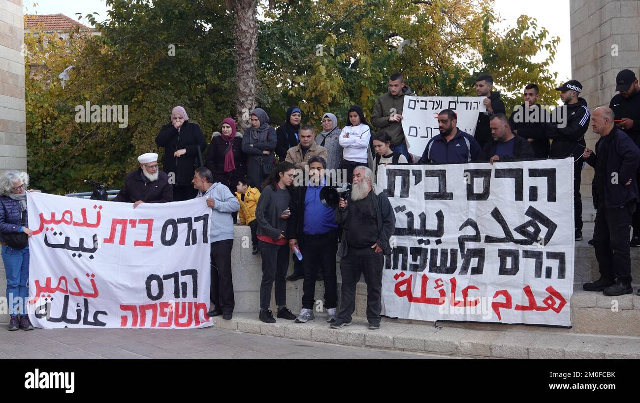 JERUSALEM, ISRAEL - DEZEMBER 6: Palästinenser nehmen an einer Demonstration außerhalb der Stadt Jerusalem Teil, die von Palästinensern im Gebiet Wadi Qaddum im Viertel Silwan durchgeführt wird, gegen den Plan der Gemeinde, am 6. Dezember 2022 ein Gebäude mit 12 Wohneinheiten in ihrer Nachbarschaft in Jerusalem, Israel, abzureißen. In palästinensischen Vierteln werden angeblich Abrisse von Häusern durchgeführt, weil die Häuser möglicherweise ohne Genehmigung gebaut wurden. Kredit: Eddie Gerald/Alamy Live News Stockfoto