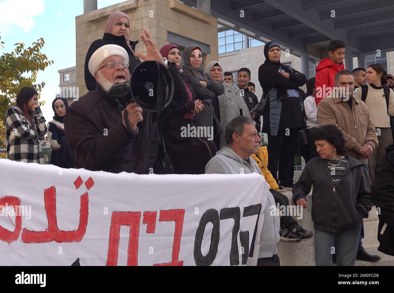 JERUSALEM, ISRAEL - DEZEMBER 6: Palästinenser nehmen an einer Demonstration außerhalb der Stadt Jerusalem Teil, die von Palästinensern im Gebiet Wadi Qaddum im Viertel Silwan durchgeführt wird, gegen den Plan der Gemeinde, am 6. Dezember 2022 ein Gebäude mit 12 Wohneinheiten in ihrer Nachbarschaft in Jerusalem, Israel, abzureißen. In palästinensischen Vierteln werden angeblich Abrisse von Häusern durchgeführt, weil die Häuser möglicherweise ohne Genehmigung gebaut wurden. Kredit: Eddie Gerald/Alamy Live News Stockfoto
