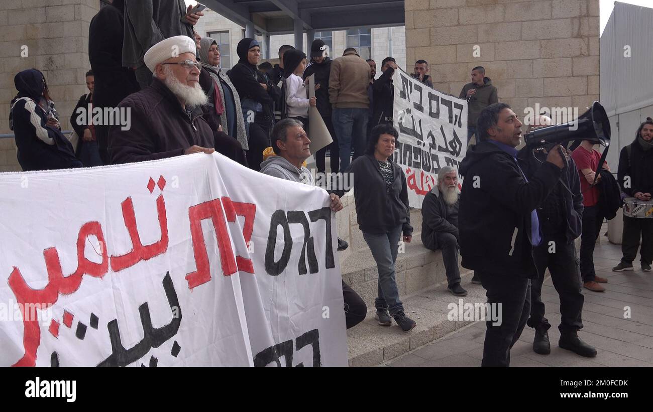 JERUSALEM, ISRAEL - DEZEMBER 6: Palästinenser nehmen an einer Demonstration außerhalb der Stadt Jerusalem Teil, die von Palästinensern im Gebiet Wadi Qaddum im Viertel Silwan durchgeführt wird, gegen den Plan der Gemeinde, am 6. Dezember 2022 ein Gebäude mit 12 Wohneinheiten in ihrer Nachbarschaft in Jerusalem, Israel, abzureißen. In palästinensischen Vierteln werden angeblich Abrisse von Häusern durchgeführt, weil die Häuser möglicherweise ohne Genehmigung gebaut wurden. Kredit: Eddie Gerald/Alamy Live News Stockfoto