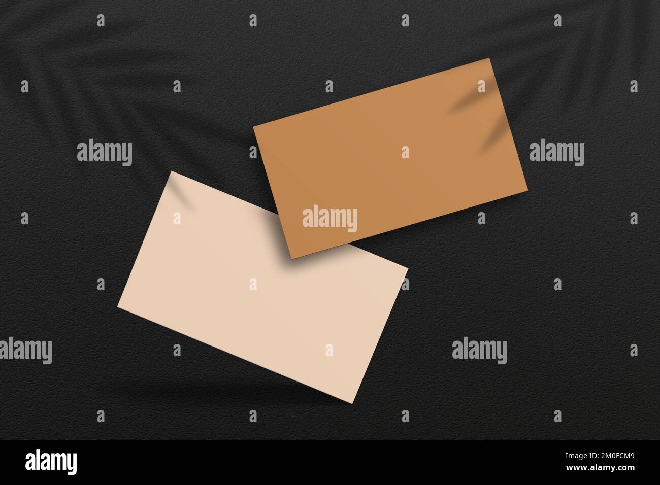 Luxuriöses Visitenkartenmodell. Luxuriöses Logo-Modell. Quadratisches Papiermodell mit realistischen Schatten auf Blättern. Schatten Einer tropischen Pflanze. Vorlagendatenblatt, Stockfoto