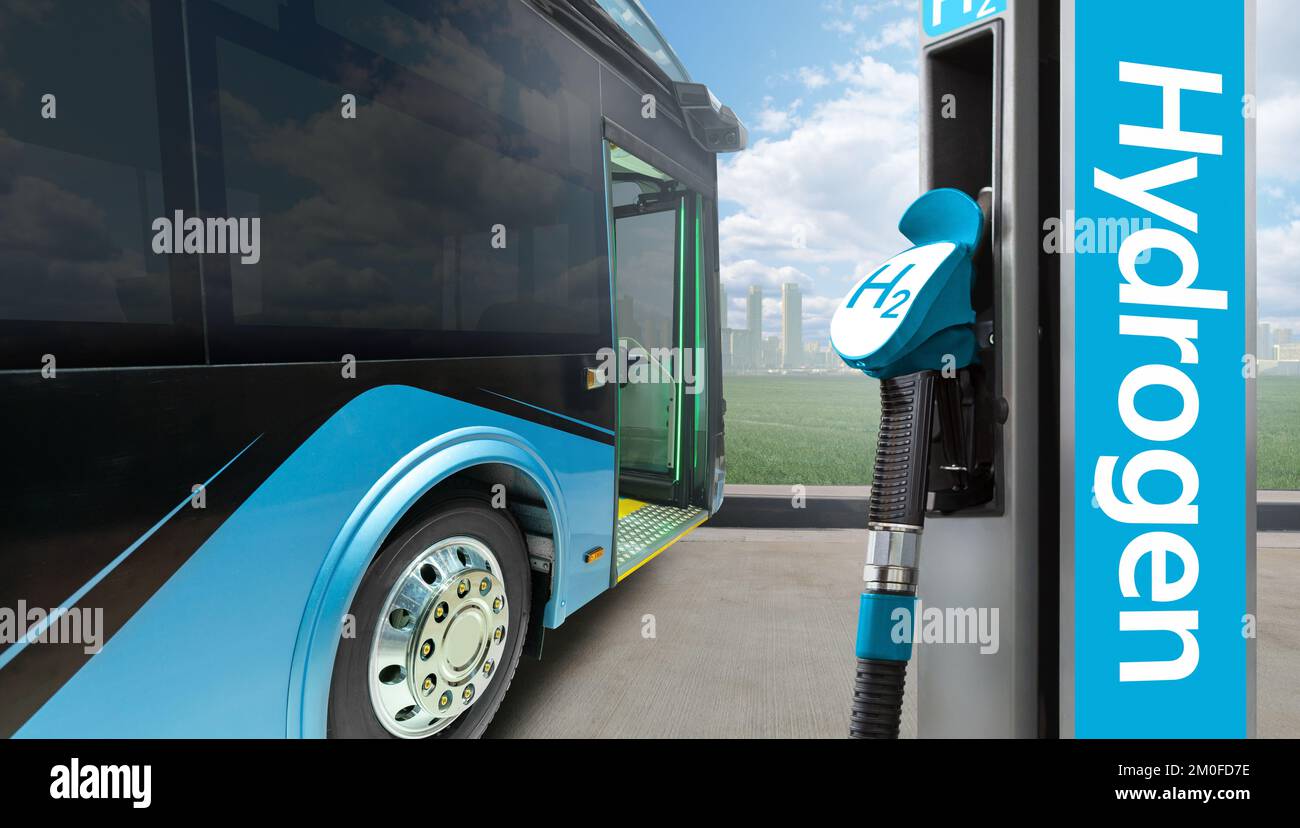 Bus mit Wasserstoffkraftstoff mit H2-Tankstelle Stockfoto