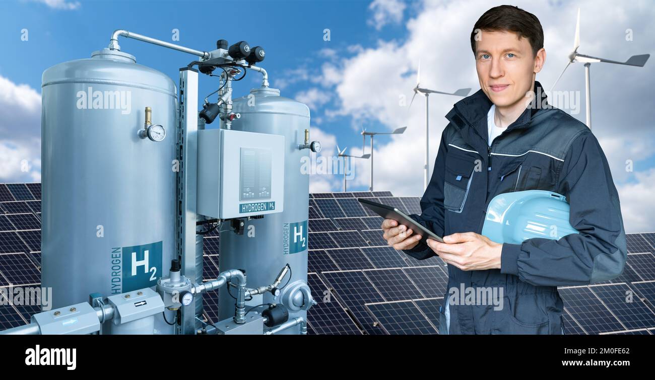 Ingenieur mit Tablet-Computer im Hintergrund der grünen Wasserstofffabrik Stockfoto
