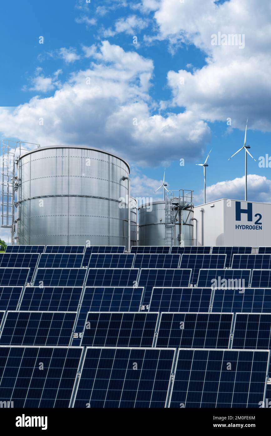 Gewinnung von grünem Wasserstoff aus erneuerbaren Energiequellen Stockfoto