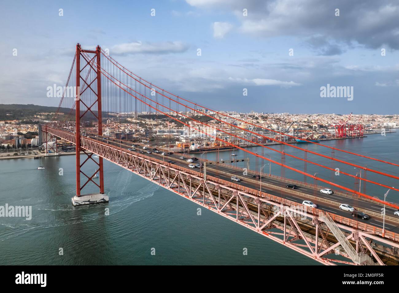Luftaufnahme der Brücke 25 de Abril in Lissabon, Portugal Stockfoto