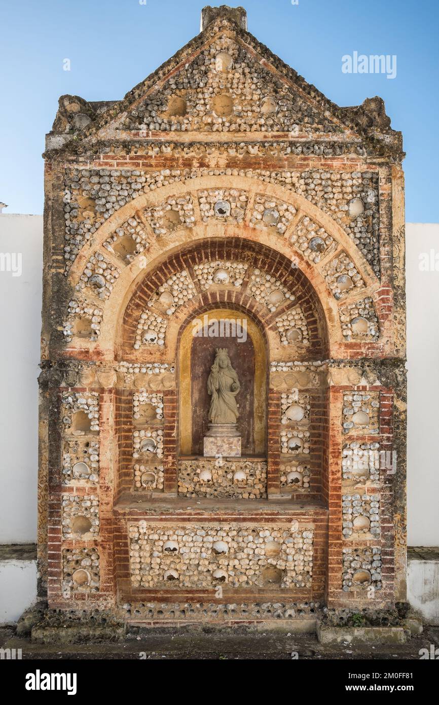 Altar aus menschlichen Knochen und Schädeln in der Kirche Santa Maria in Faro, Portugal Stockfoto