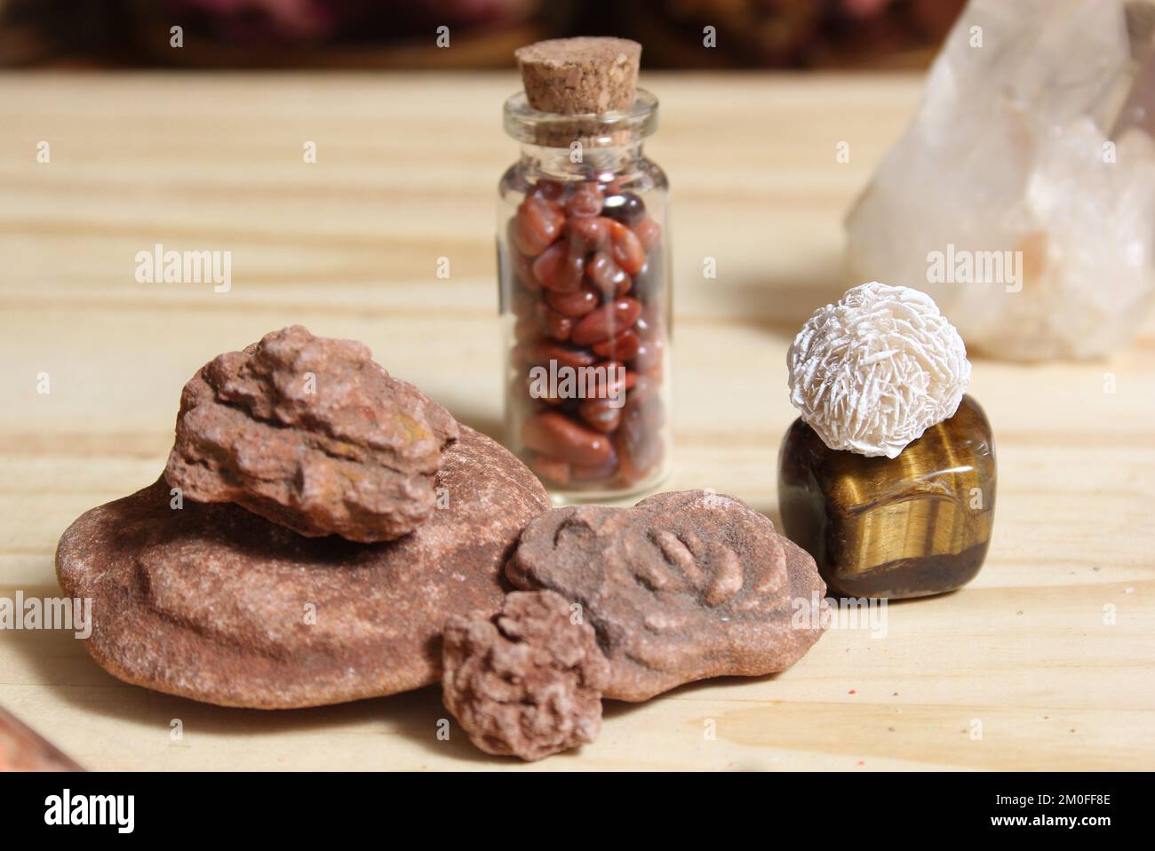 Desert Rose Rock Sorten mit Glas von Achatsteinen Stockfoto