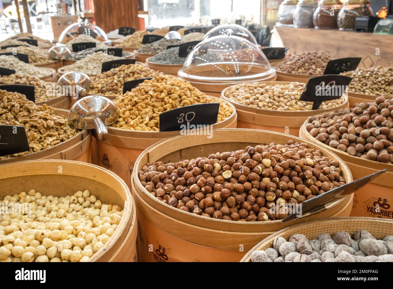 Auswahl an Nüssen, Trockenfrüchten und anderen Snacks in einem traditionellen Lebensmittelgeschäft in Mardin, Türkei Stockfoto