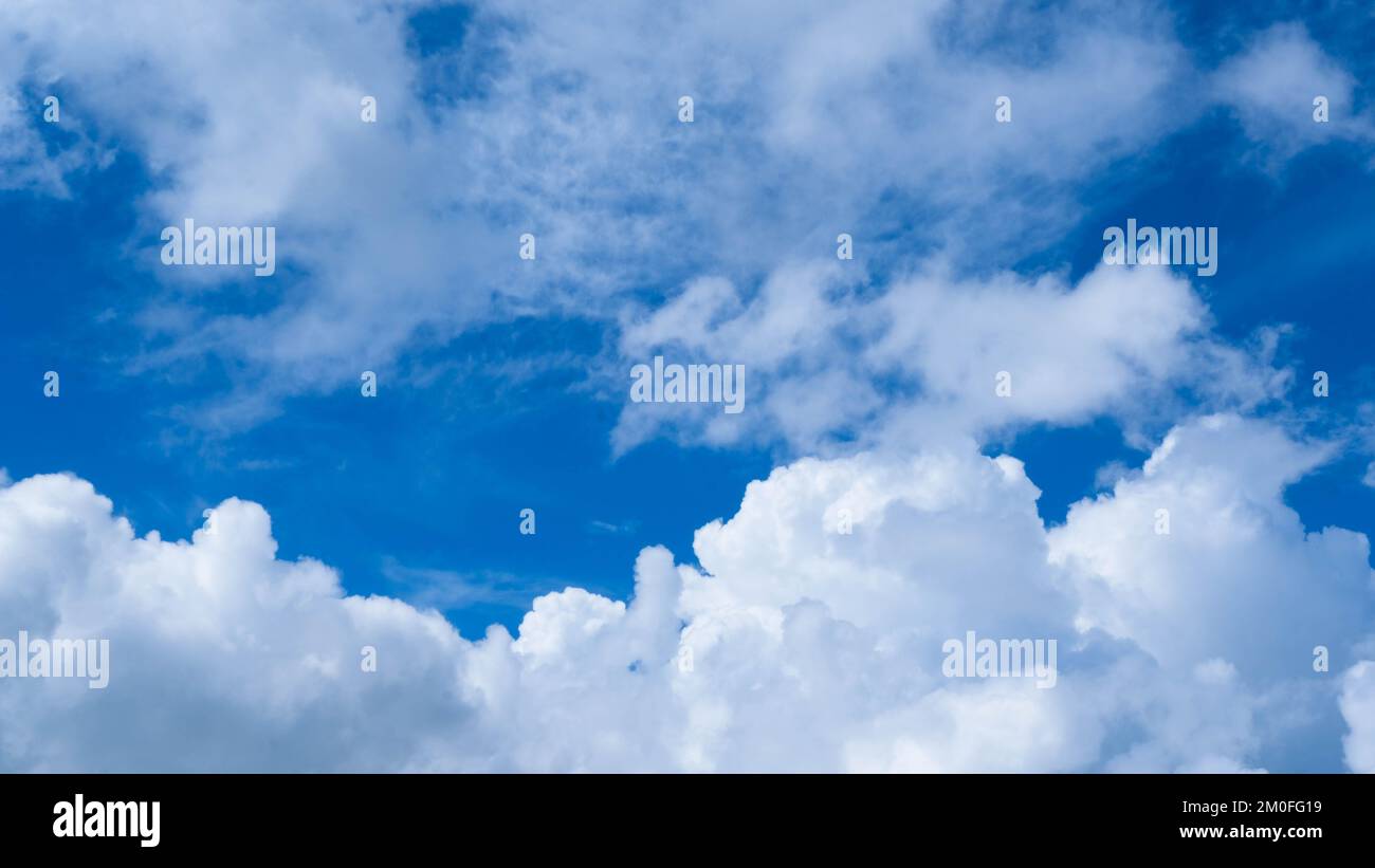 Luftaufnahme des wunderschönen Himmels mit Wolken und Sonne an einem Sommertag. Zeitraffer von Wolken über dem blauen Himmel mit der Sonne. Himmelslandschaft. Stockfoto