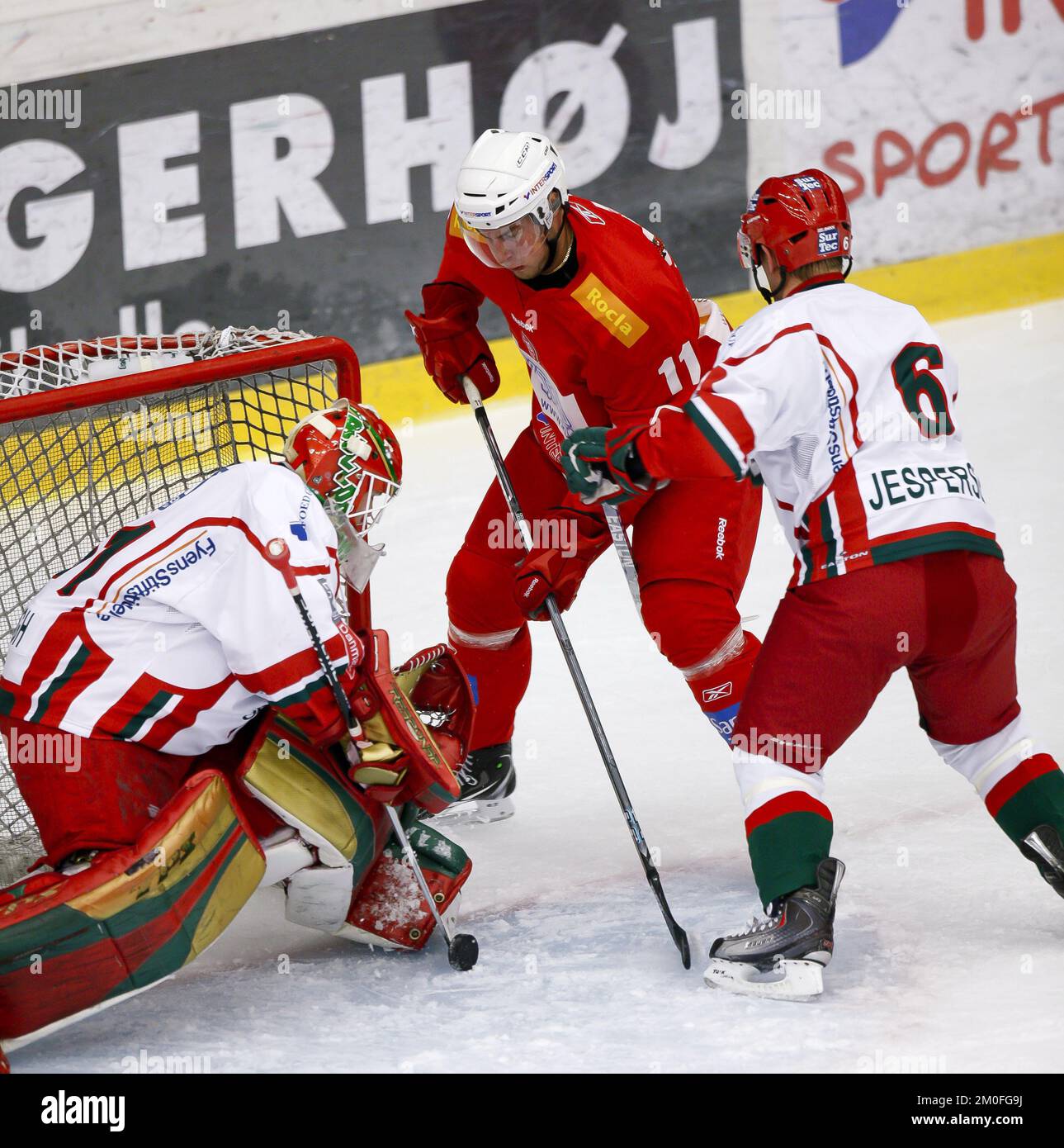 Odense-Hüter Nicklas Dabbagh rettet einen Versuch von Martin Ravn von der AAB, während AAB Ishockey Odense Bulldogs in der AL-Bank-Liga spielte. Das Spiel wurde in Aalborg gespielt. FOTOGRAF/MICK ANDERSON Stockfoto