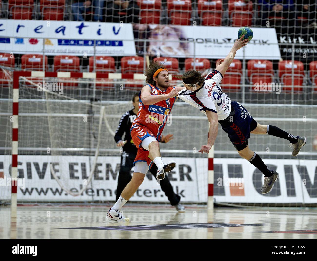 Mikkel Hansen von AGK versucht, Michael Damgaard vom Heimteam abzuhalten, während Team Tvis-Holstebro in der Grakaer Arena in Holstebro AG Kobenhavn in den Playoffs der Jack & Jones League spielte. Stockfoto