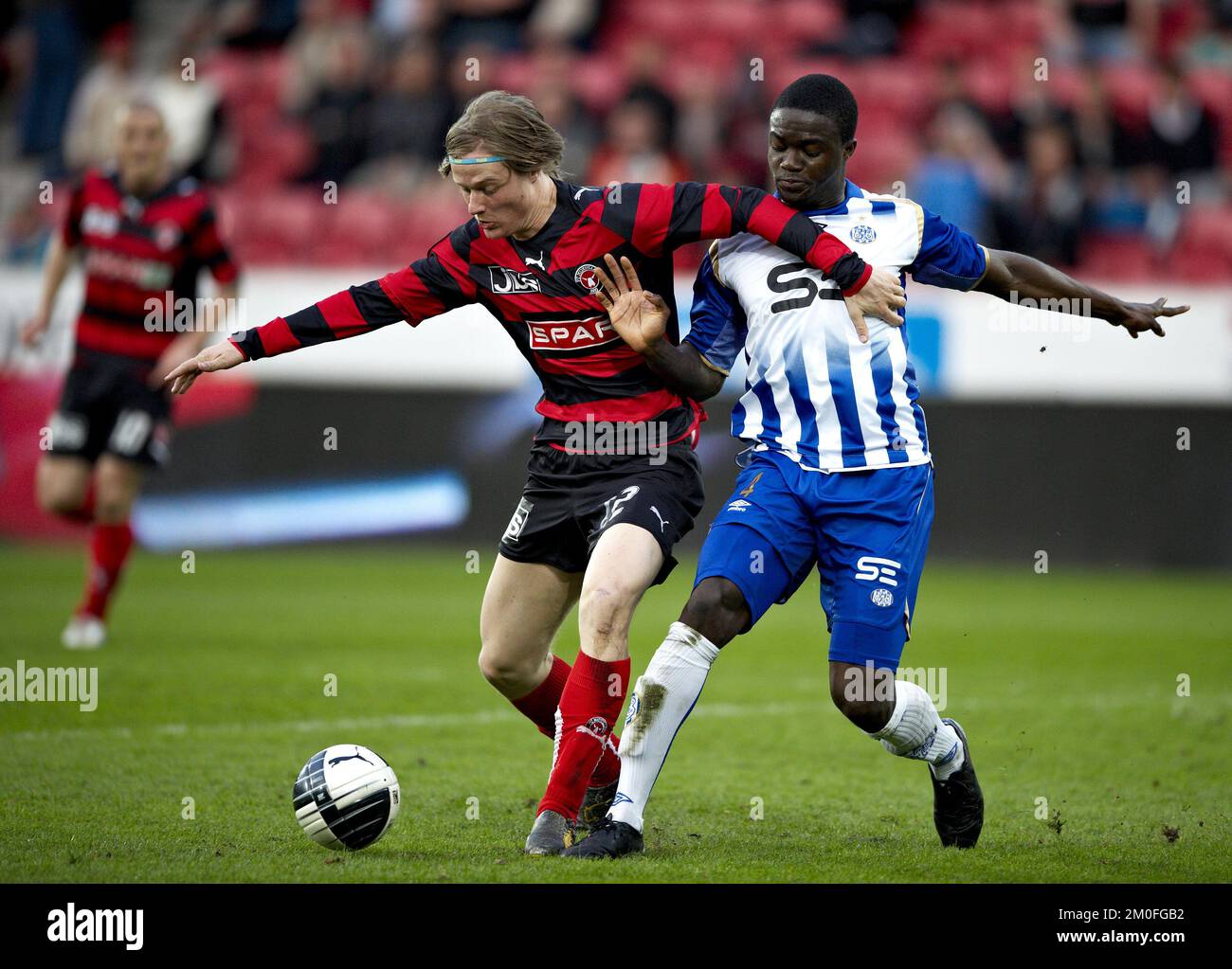 Esbjergs Davidson Drobo-Ampem und Mads Dittmer Hvilsom von FCM in einem Duell, während der FC Midtjylland zu Hause in Herning Esbjerg im dänischen Cup, dem „Ekstra Bladet Cup“, begrüßte. Stockfoto