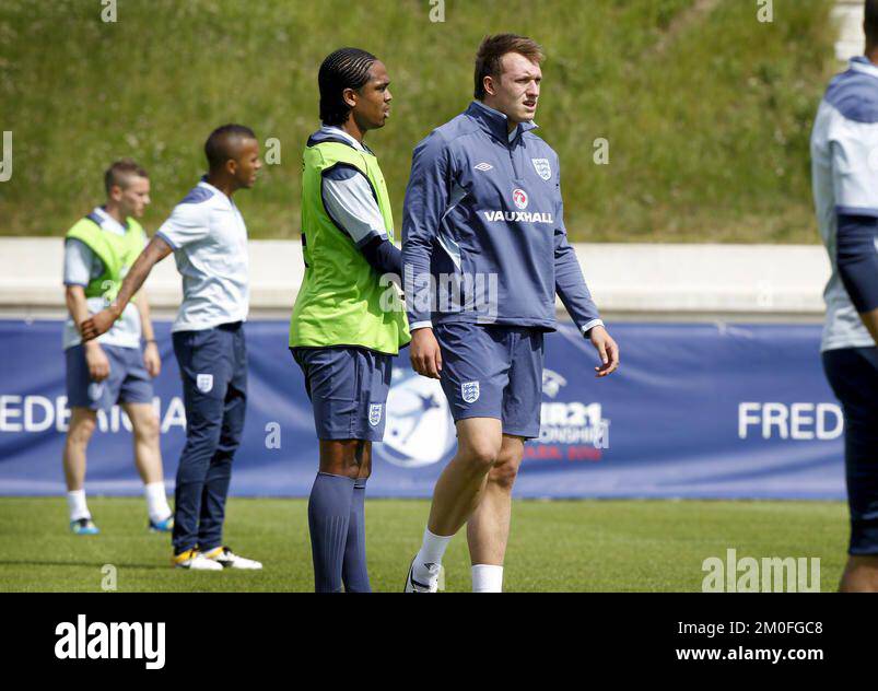 VON POLFOTO: 06/09/2011. Englands Fußballmannschaft unter 21 Jahren trainierte für die Europameisterschaft U21 in Fredericia, Dänemark. Hier sehen Sie Phil Jones, der kürzlich an Manchester United verkauft wurde, Og Jonathan Delfouneso. FOTOGRAF/ANDERS BROHUS Stockfoto