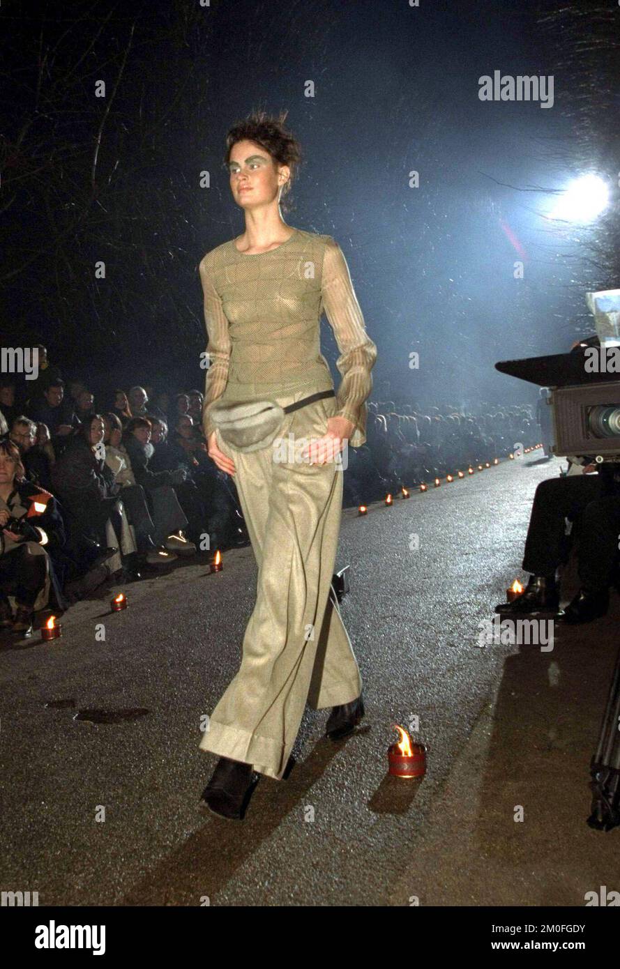 PA NEWS PHOTO/ POLFOTO : UK USE ONLY COPENHAGEN, DENMARK 21JAN99: Lene Nystroem, die Spitzenreiterin der dänischen Popgruppe Aqua geht in Kopenhagen auf Laufsteg, während sie Wintermodelle des dänischen Modehauses Munthe Plus Simonsen zeigt. Die Vorstellung fand im Freien in Kongens Have (der Königsgarten) im Zentrum von Kopenhagen statt. Stockfoto