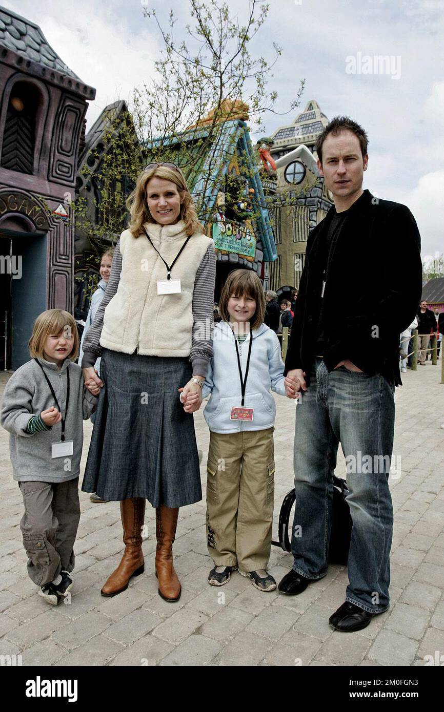 Helle Thorning-Schmidt mit ihrem Mann Stephen Kinnock und ihren Töchtern Johanna und Camilla im Vergnügungspark Bonbon-Land Stockfoto