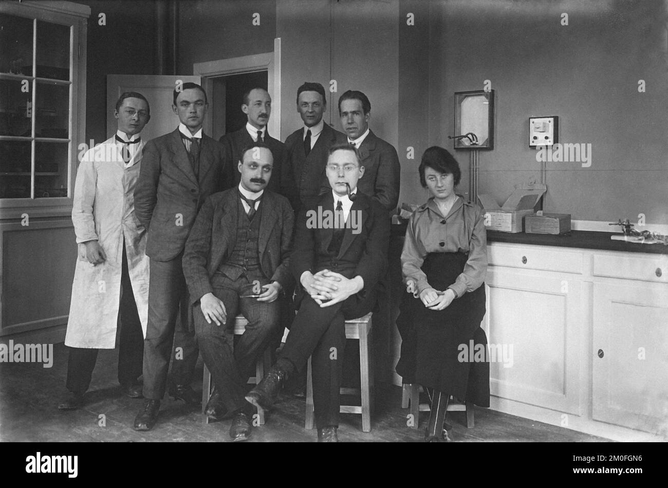 Der dänische Physiker Niels Bohr und sein Team am Niels Bohr Institut 1921 Stockfoto