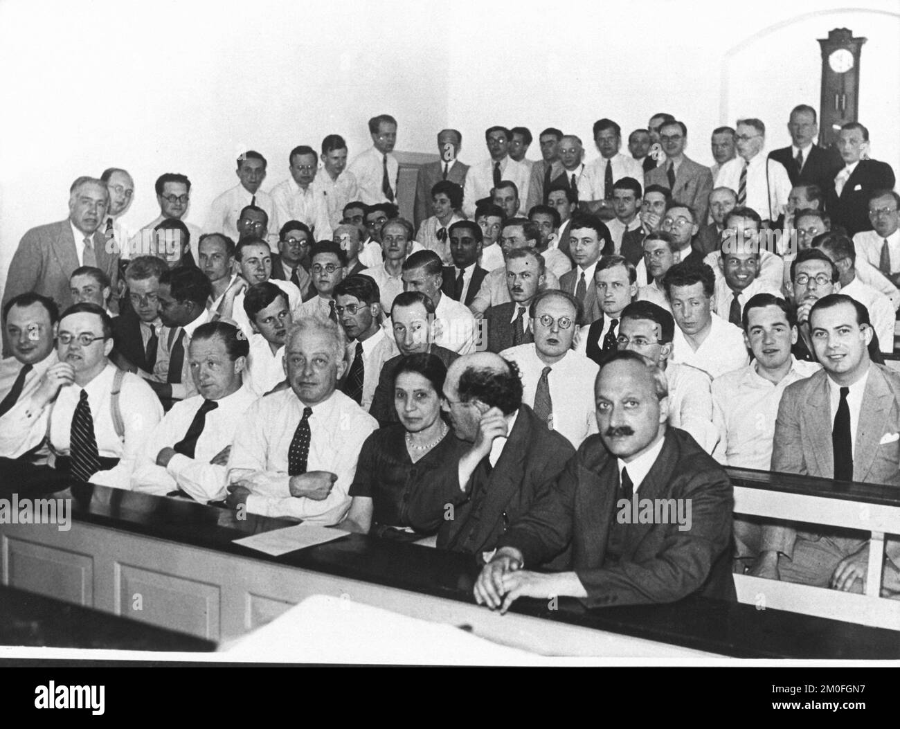 Niels Bohr Institute 1921 - Niels Bohr steht ganz links. AISO die deutschen Physiker Werner Heisenberg (Nr. 4 von links in der zweiten Reihe) und Carl-Friedrich von Weizcker (Nr. 3 von links in der ersten Reihe) - beide arbeiteten später an der Entwicklung der nuklearen Kapazitäten Nazideutschlands. Stockfoto