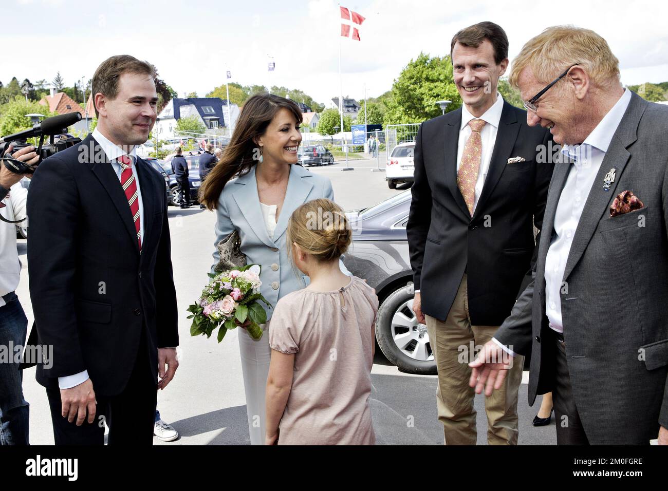 VON POLFOTO: 05/13/2011. Prinz Joachim und Prinzessin Marie nahmen an der Eröffnungsfeier des klassischen Rennens Aarhus Teil. Das klassische Rennen Aarhus ist vom traditionellen britischen Autorennen „The Goodwood Revival“ inspiriert, das jedes Jahr in Südengland von Portsmouth bis Brighton stattfindet. Fast 200 Teilnehmer mit klassischen Rennwagen haben sich für das Rennen in Aarhus angemeldet, und Tausende von Zuschauern werden erwartet. FOTOGRAF/CASPER DALHOFF Stockfoto