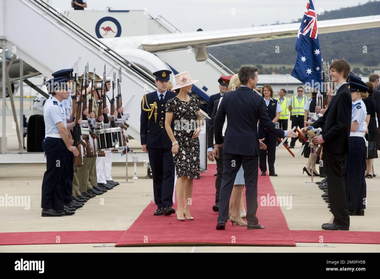 Der dänische Kronprinz Frederik und die Kronprinzessin Mary werden am Dienstag, den 22. November 2011, von der australischen Generalgouverneurin Quentin Bryce und Senatorin Kate Lundy am RAAF Fairbairn Base in Canberra, Australien, begrüßt. FOTOGRAF SISSE STROYER / POLFOTO Stockfoto