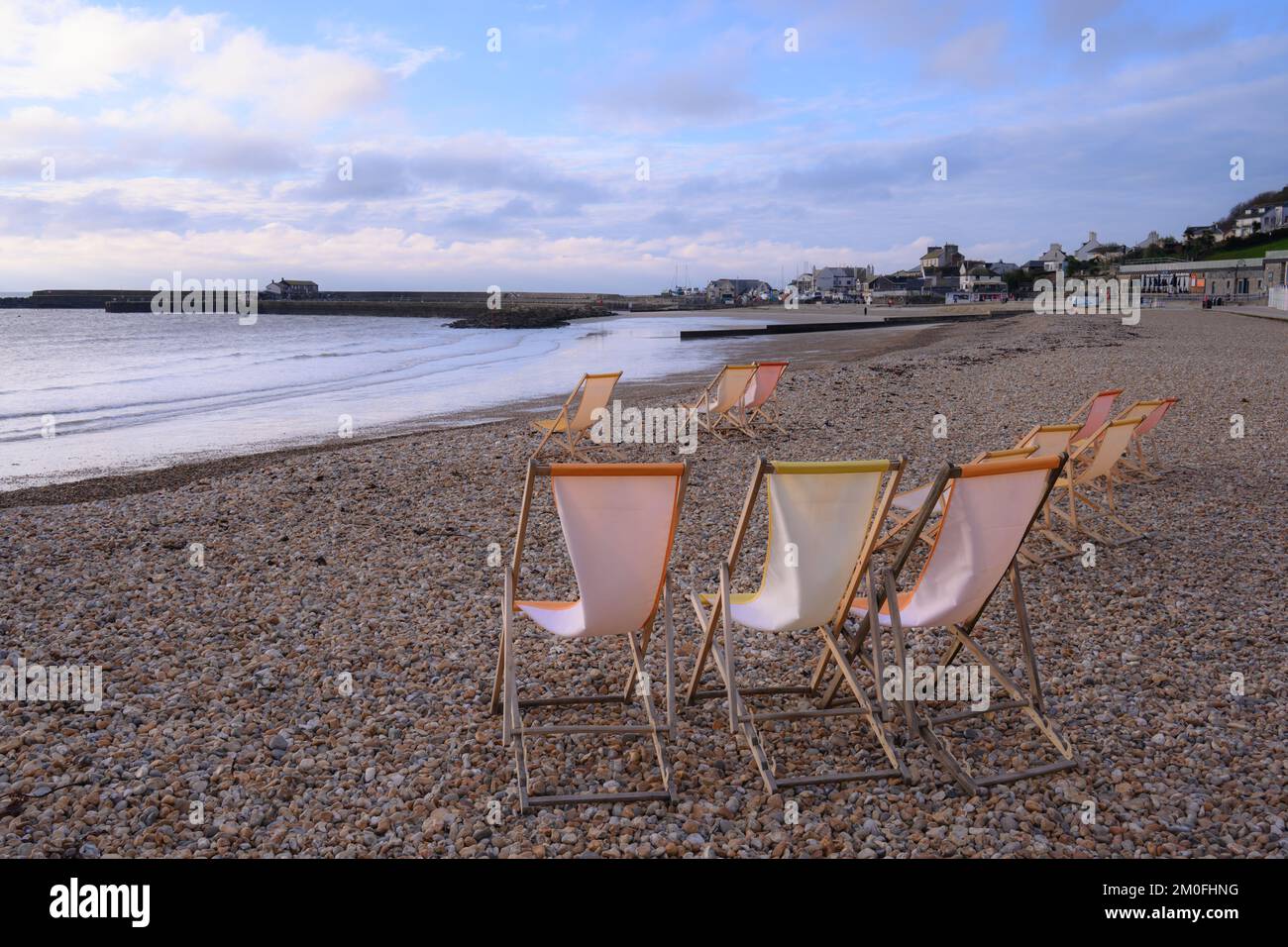 Lyme Regis, Dorset, Großbritannien. 6.. Dezember 2022. Britisches Wetter: Ein heller, aber bitterkalter und luftiger Tag in der Küstenstadt Lyme Regis. Liegestühle blieben an einem schönen, aber kalten Wintertag leer. Der Kaltstart wird diese Woche und bis ins Wochenende fortgesetzt. Kredit: Celia McMahon/Alamy Live News Stockfoto