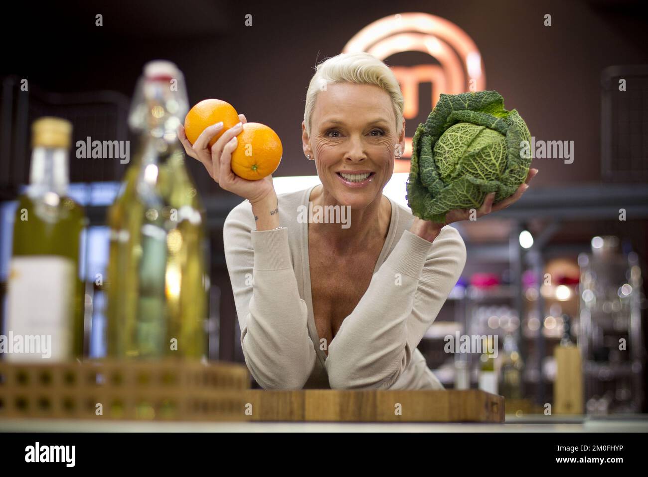 Die in Dänemark geborene Schauspielerin Brigitte Nielsen nimmt an der dänischen Version von „MasterChef“ Teil. FOTOGRAF LARS BO ANDREASEN / POLFOTO Stockfoto